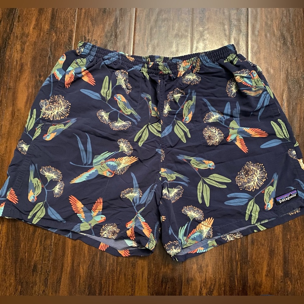 Patagonia Baggies shorts navy blue tropical floral bird print medium